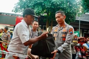 Hari Bhayangkara ke-80, Polres Ponorogo Salurkan Ratusan Paket Bansos Untuk Masyarakat